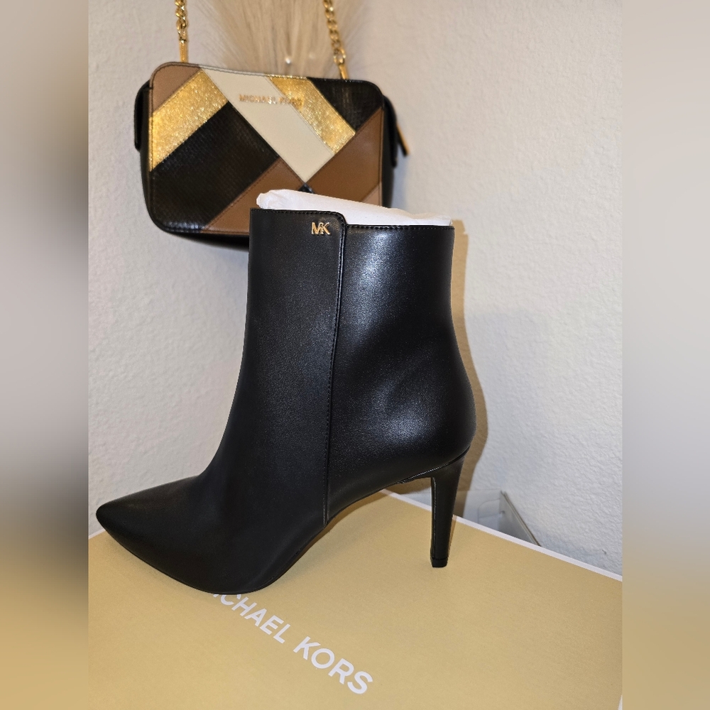 Michael Kors Dorothy Flex Mid bootie/ New in Box